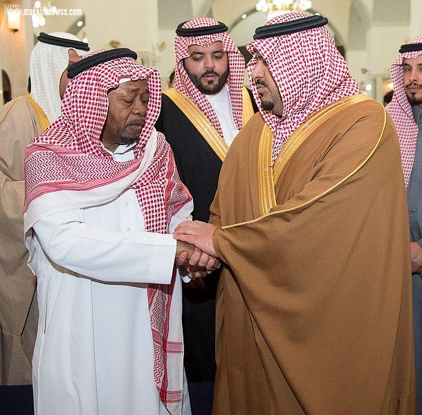 نائب أمير الرياض ينقل تعازي القيادة لأسرتي الشهيدين 