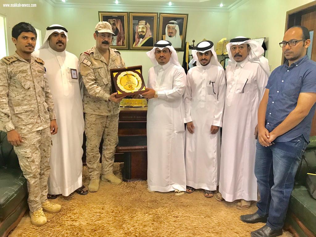 العميد الركن عامر الشهري يقدم شهادة شكر للمهندس الدغريري 