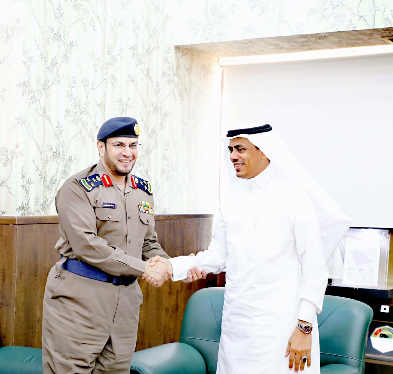 تعليم جازان والدفاع المدني يناقشان البرامج التوعوية وإجراءات الأمن والسلامة بالمدارس. 