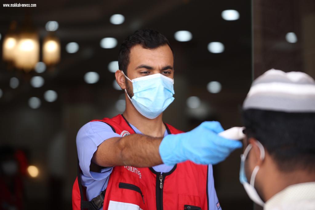 متطوعي الهلال الأحمر بجازان يقيمون نقاط فرز بصري ببعض جوامع المنطقة لمواجهة فيروس كورونا 