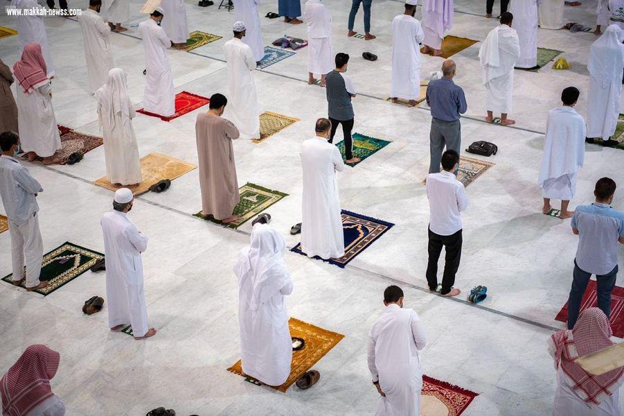 (المواطنون والمقيمون يؤدون صلاة الفجر في المسجد الحرام مع بدء المرحلة الثانية من العودة التدريجية من داخل المملكة لأداء مناسك العمرة والصلاة)