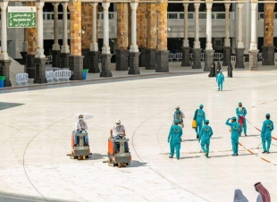 (رئاسة شئون الحرمين تجند  أكثر من 4آلاف عامل لتطهير وتعطير  المسجد الحرام)