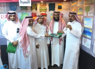 مدير مكتب التعليم بمحافظة بيش  يفتتح معرض التربية الفنية بمدرسة هارون الرشيد بالقوام 