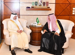 سمو أمير المنطقة الشرقية يستقبل مدير ميناء الملك فهد الصناعي بالجبيل