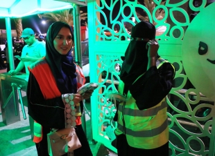 متطوعي الهلال الاحمر يستقبلون زَوار مهرجان الورد و ويقيمون مبادرة خاصة لشهيد التطوع ريان العيتاني