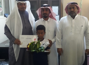 الطالب العييدي يصطحب والده للمدرسة لشكر معلمه 