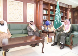 أمير جازان يتسلم التقرير السنوي لإنجازات وبرامج فرع الشؤون الإسلامية بالمنطقة 