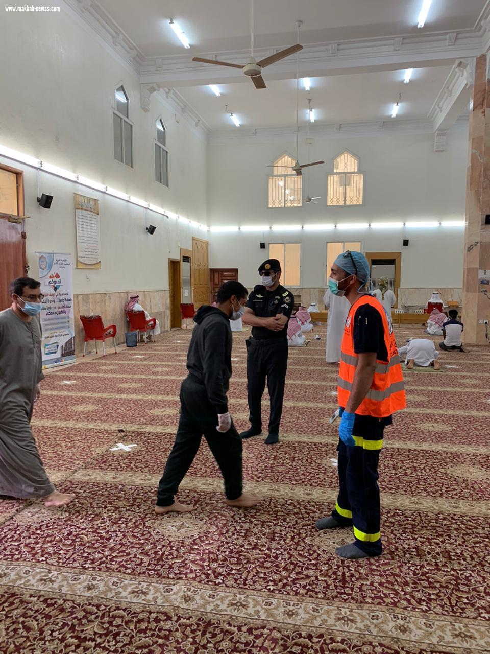 هيئة الهلال الاحمر السعودي بمنطقة الباحة صباح اليوم الجمعة تقوم بانشاء نقاط فرز بجوامع المنطقة