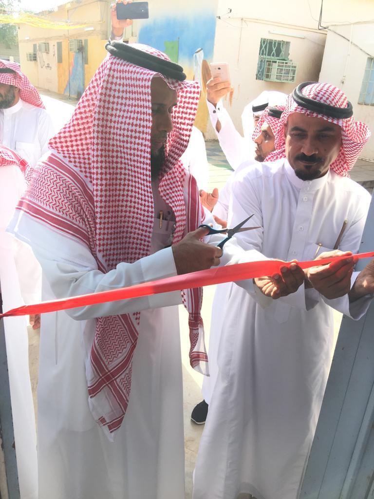 مدير مكتب التعليم بمحافظة بيش  يفتتح معرض التربية الفنية بمدرسة هارون الرشيد بالقوام 