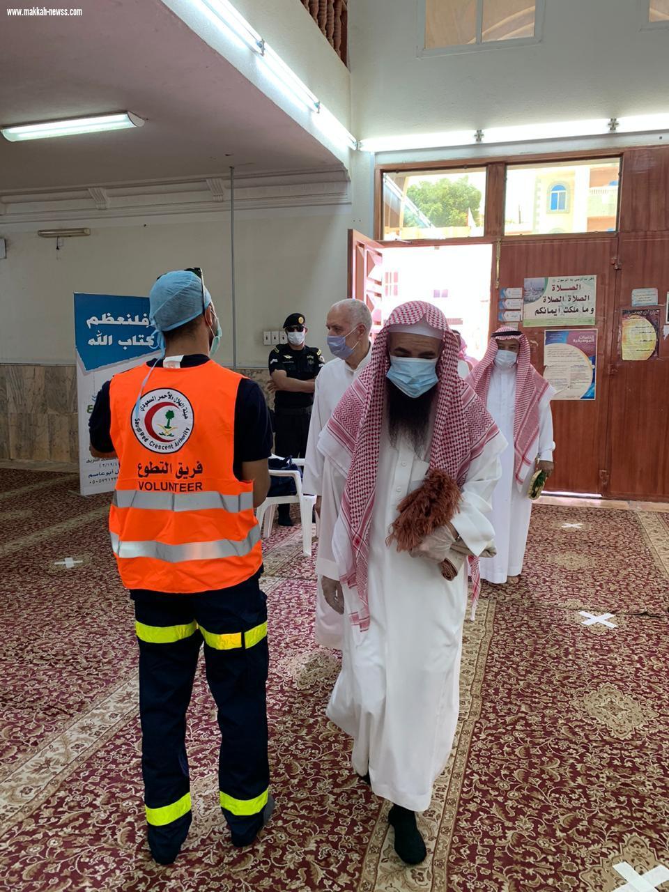 هيئة الهلال الاحمر السعودي بمنطقة الباحة صباح اليوم الجمعة تقوم بانشاء نقاط فرز بجوامع المنطقة