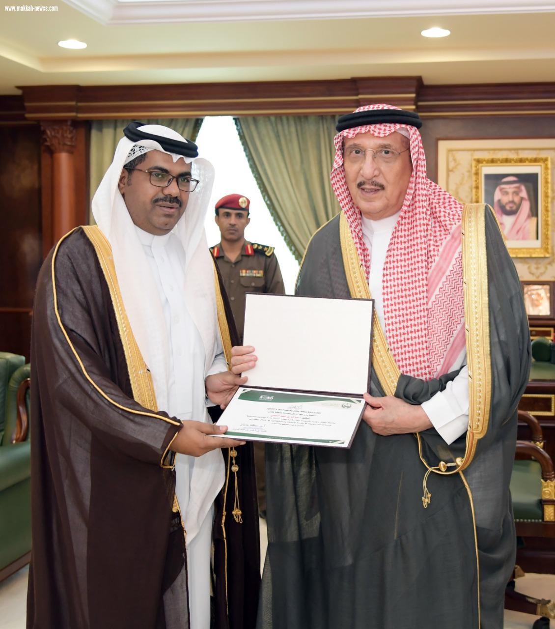 أمير منطقة جازان الأمير محمدبن ناصر بن عبدالعزيز يكرم مديرالشؤون الصحيه السابق الدكتور عبدالله أحمد نجمي