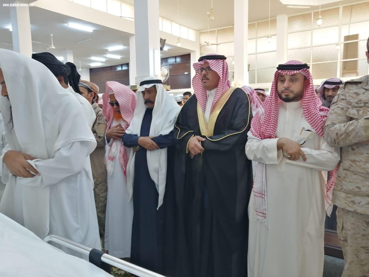 محافظ صبيا يؤدي صلاة الميت على الشهيد  لخامي بالعالية