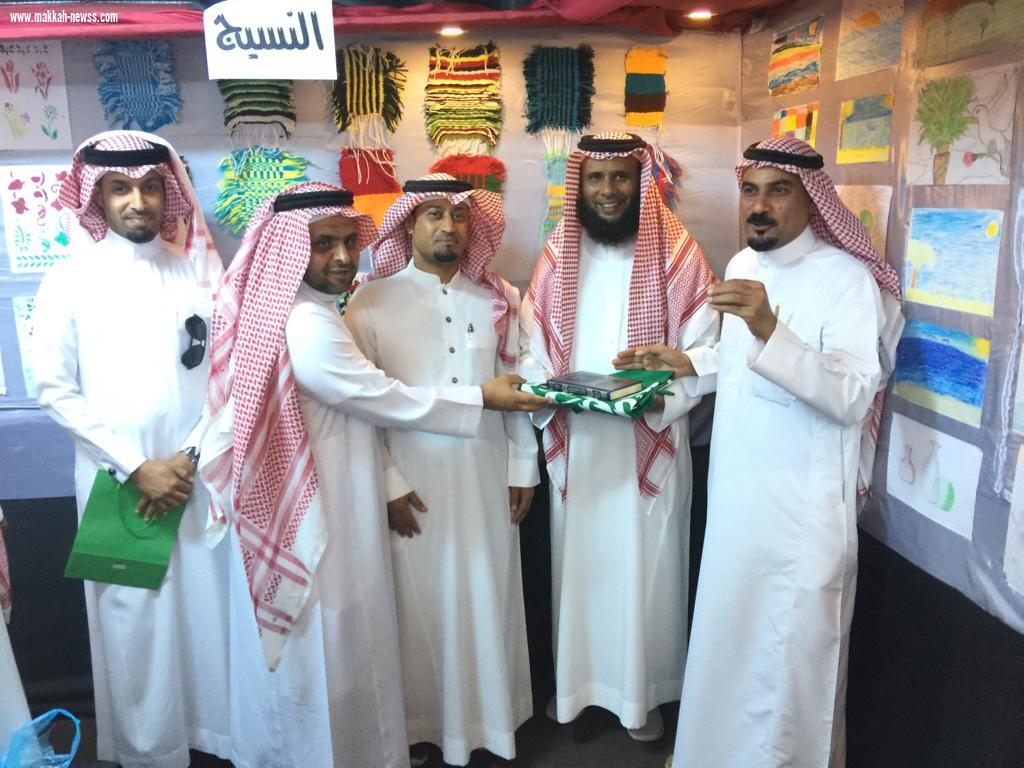 مدير مكتب التعليم بمحافظة بيش  يفتتح معرض التربية الفنية بمدرسة هارون الرشيد بالقوام 