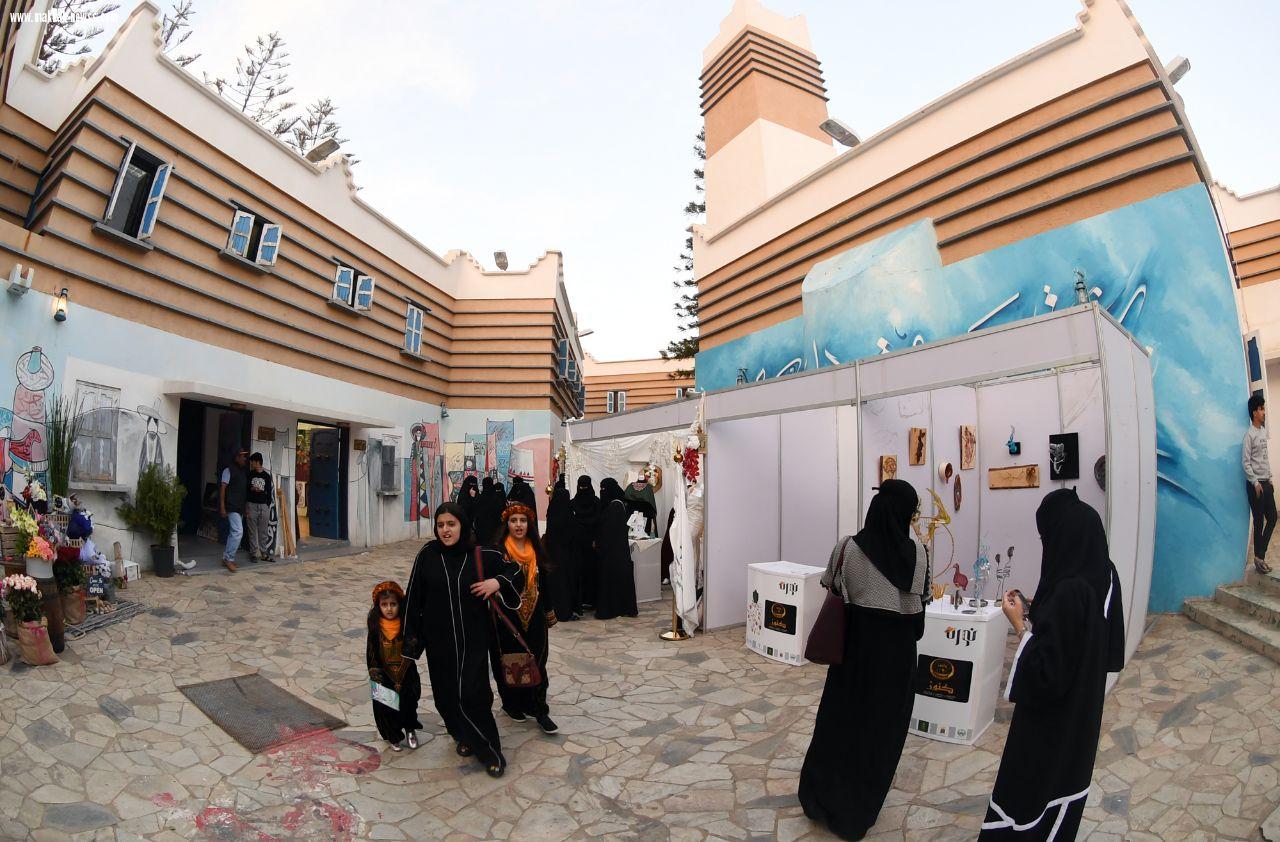 نورة بنت سعود تشهد حفل ملتقى تصميم الزي التراثي النسائي المعاصر وسط حضور اكثر من ٥٠٠ سيدة