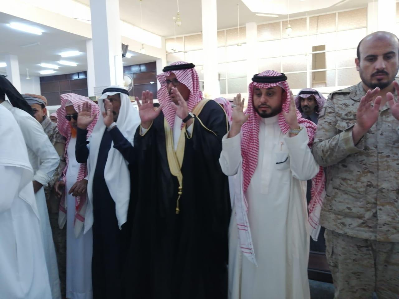 محافظ صبيا يؤدي صلاة الميت على الشهيد  لخامي بالعالية