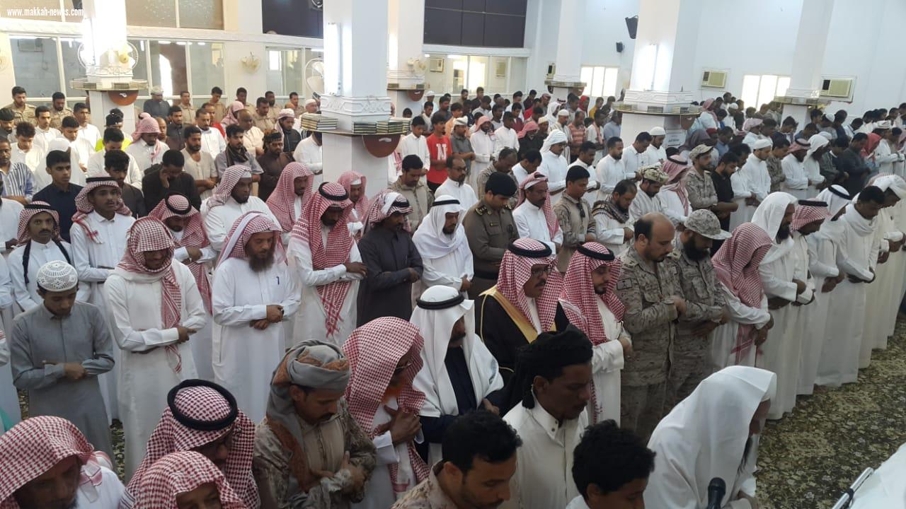 محافظ صبيا يؤدي صلاة الميت على الشهيد  لخامي بالعالية