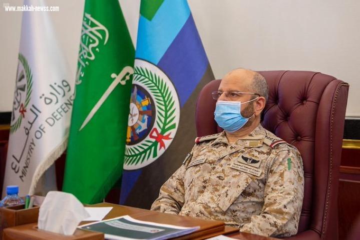 الرويلي رئيس هيئة الأركان العامة يرأس إيجاز خلية دعم الأزمات المؤقتة لجائحة كورونا بوزارة الدفاع