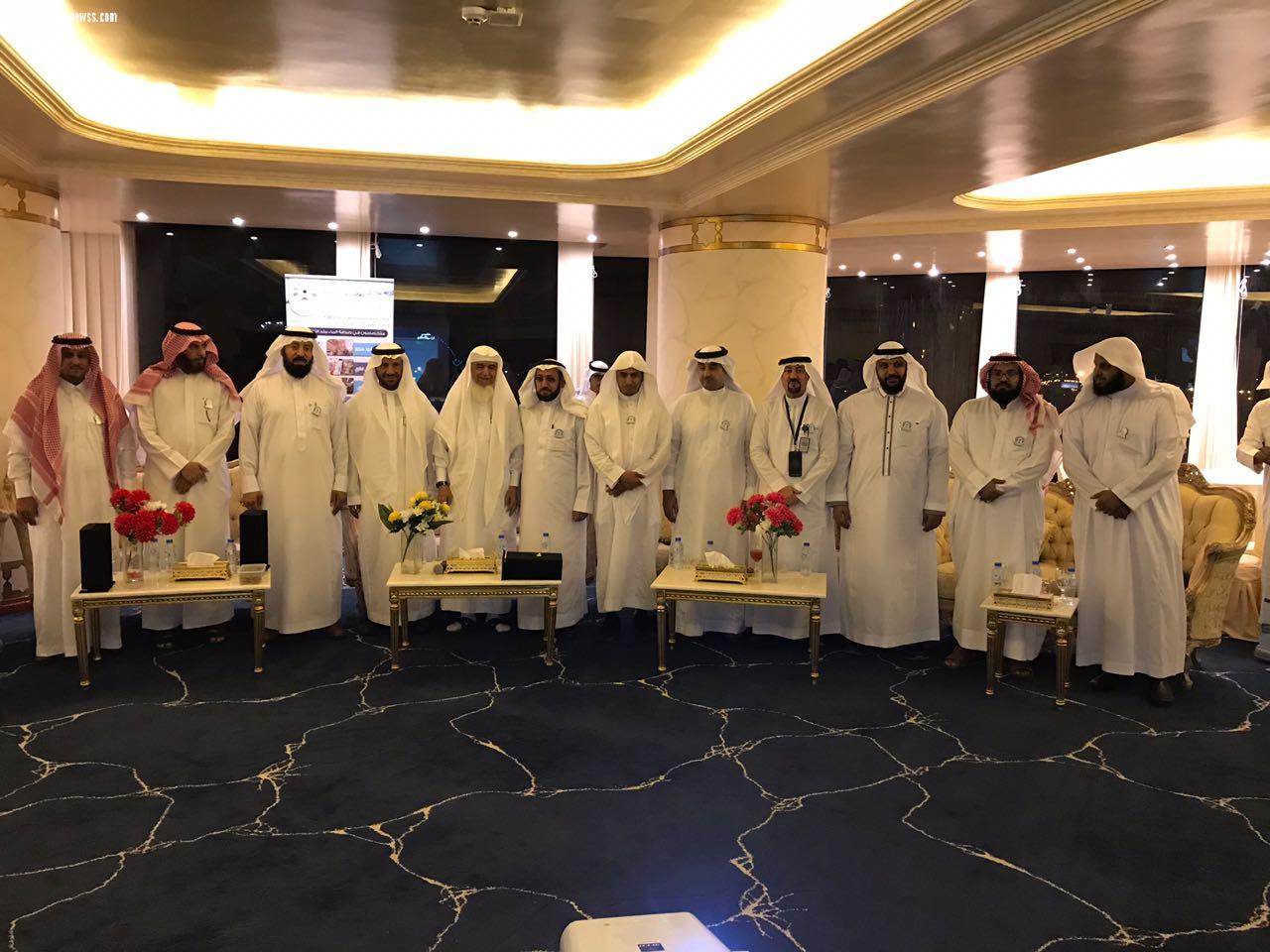 مشروع مكة العالمية للجودة يمنح رئيس جمعية طوى الخيرية درع التميز المكي