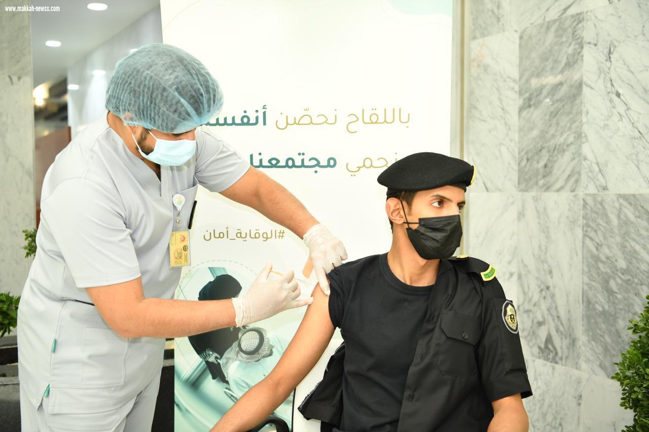 الخدمات الطبية تقدم لقاح فيروس كورونا لمنسوبي مركز العمليات الأمنية الموحدة 911 بمنطقة الرياض