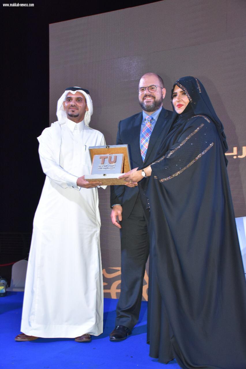 القنصل الأمريكي يُكرم رؤساء مجلة شبابيك العالمية على مسرح الحديقة الثقافية