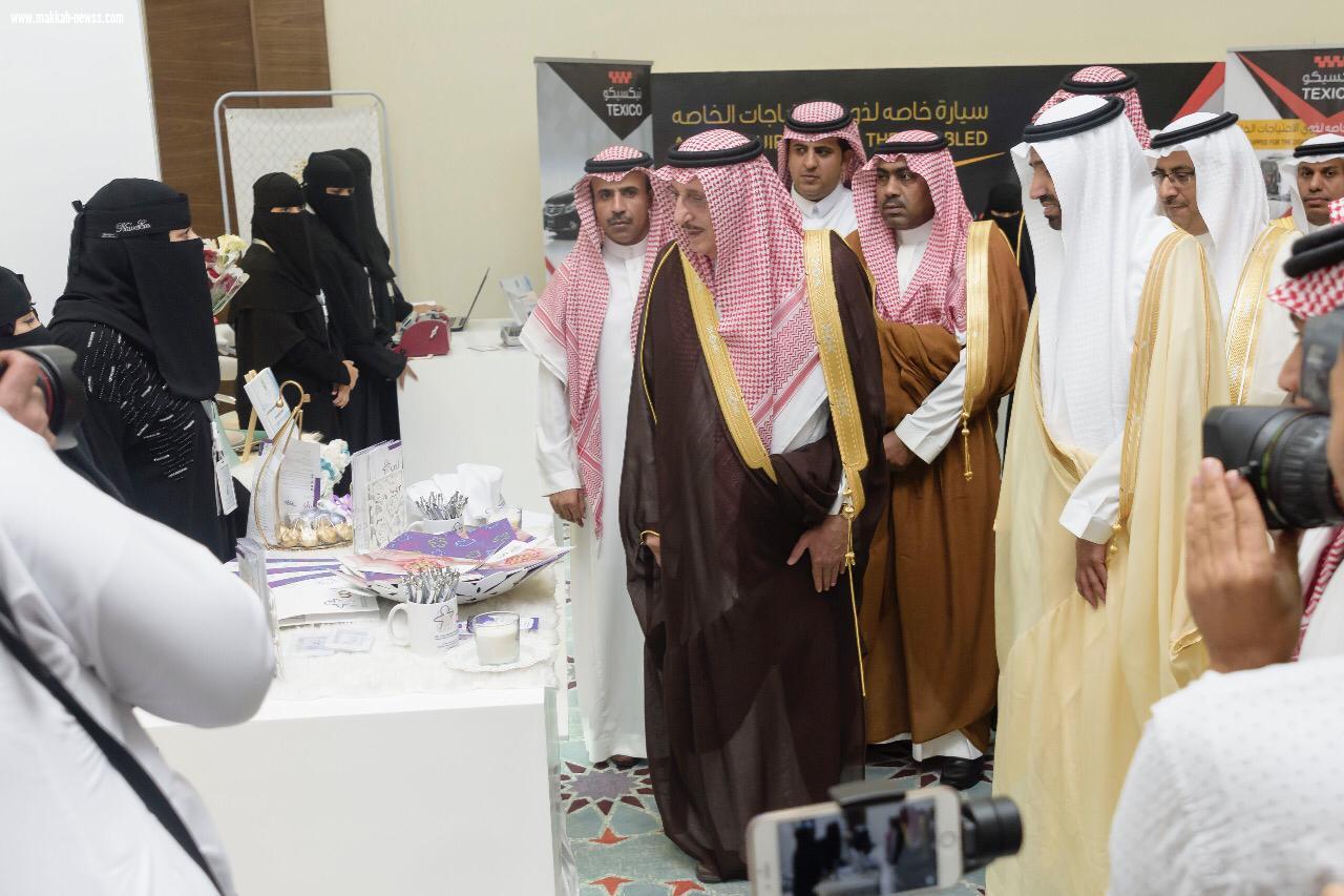 امير جازان يتجول في معرض االريادة والتمكين لذوي الإعاقة في منتدي جازان لريادة والتمكين
