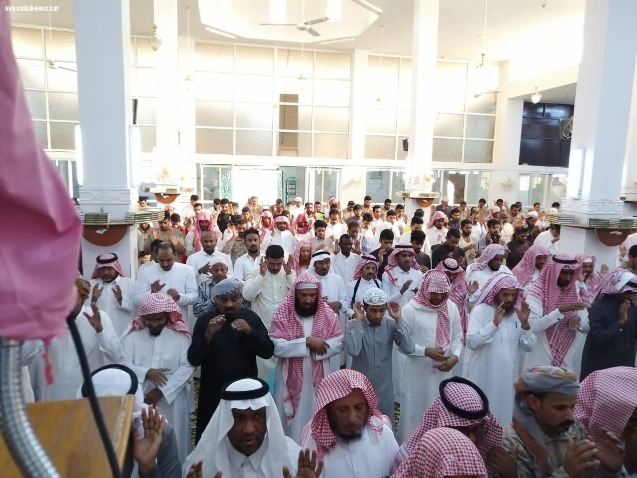 محافظ صبيا يؤدي صلاة الميت على الشهيد  لخامي بالعالية