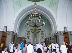 ضيوف برنامج خادم الحرمين يزورون مجمع الملك فهد لطباعة المصحف والمعالم التاريخية بالمدينة المنورة