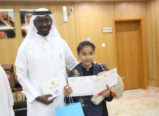 مدير تعليم صبيا  الحازمي و قيادات التعليم بالأداره في وقفة تكريم للطالبه لجين الغروي  لحصولها المركز الاول بجائزه الامير نايف للسنه النبوية 