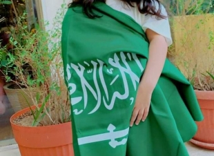 المودل امال تحتفل باليوم الوطني