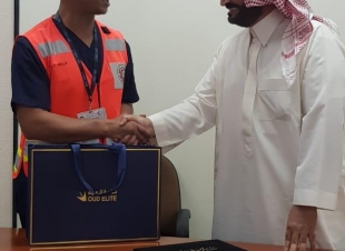 الهلال الأحمر بالشرقيه يكرم اليامي مقدم الخدمة الإسعافيه في الحادث المروري بالجانب البحريني من جسر الملك فهد  