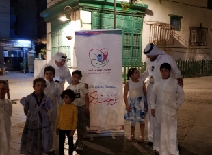 طفولة آمنة تنظم فعالية ( حلوة البسمة ) للأيتام ويزرن المسنات