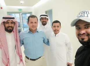 احمد محمد هتاني يحتفل بتخرجه من جامعة جازان 