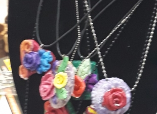 امير جازان يتجول في معرض االريادة والتمكين لذوي الإعاقة في منتدي جازان لريادة والتمكين