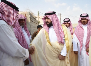 نائب أمير جازان ينقل تعازي القيادة لوالد وذوي الشهيد أبو راية 