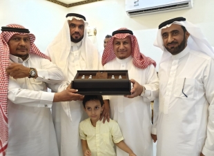  أبناء حسين الشماخي رحمه الله يحتفلون باخيهم اسماعيل الشماخي بمناسبة تقاعده 