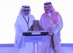 الأمير مشعل يكرم اقرأ الراعي التلفزيوني لــ معرض جدة الدولي للكتاب 